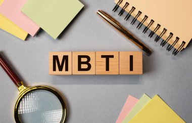 MBTI kısaltması, ahşap zarlar ve kırtasiye kağıtları. Psikolojik test konsepti