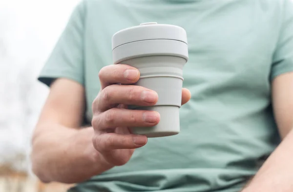 Copo dobrável para tomar café ou chá. Mão masculina com caneca de silício sustentável. Estilo de vida ecológico — Fotografia de Stock