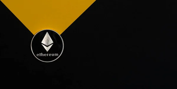 Ethereum vagy eth ezüst érme fekete-sárga banner másolási hely szöveg és fénysugár. Etherum cryptocurrency és crypto koncepciója — Stock Fotó