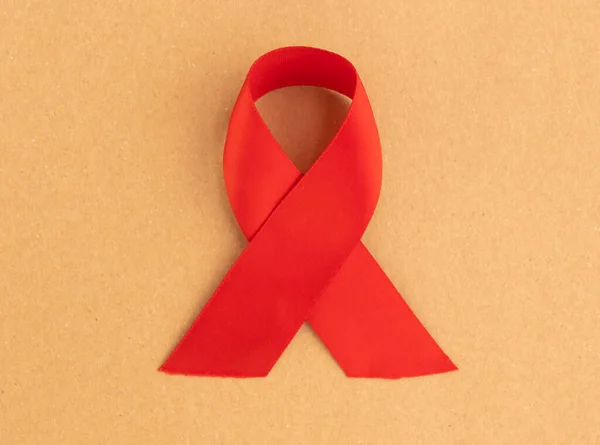 Nastro di raso rosso ith loop come simbolo di HIV e AIDS giornata di sensibilizzazione nel 1 dicembre — Foto Stock