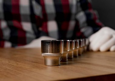 Metal uğursuz soketler ya da ahşap masadaki altıgen metal kafalar. Onarım aracı kavramı