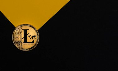 Litecoin altın sikkesi siyah ve sarı arka planda fotokopi alanı ile. Kripto para birimi ve kripto yatırımı