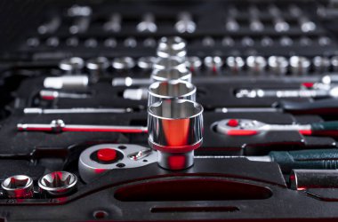 Alet çantasındaki metal altı köşeli metal soketler veya altıgen metal kafalardan oluşan sıra sıra veya çizgi