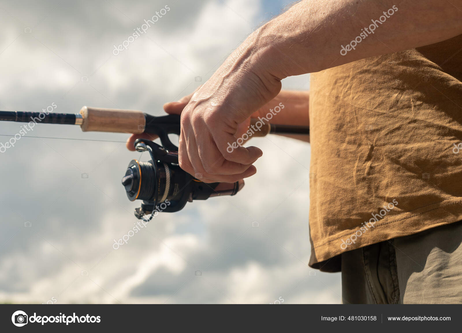 https://st2.depositphotos.com/39463116/48103/i/1600/depositphotos_481030158-stock-photo-fisherman-hands-holding-spinning-reel.jpg