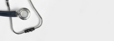 Metal steteskop beyaz pankartta, metin için kopyalama alanı var. Kopyalama alanı olan tıbbi arkaplan