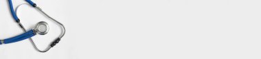 Telif uzaylı beyaz arka planda Stheoscope. Hastane gereçleri ile tıbbi uzun yatay afiş