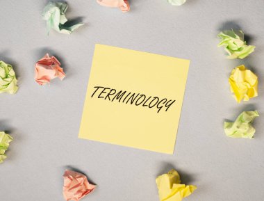 Parlak sarı ofis kâğıdına terminoloji kelimesi. Finans, iş ve muhasebe kavramları