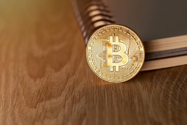 Tahta masadaki altın paralar, yakın plan.