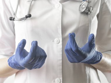 Doktor eldivenleri eline aldı ve smth 'i açıkladı. Tıbbi konsültasyon sırasında steteskoplu sıhhiye uzmanı.