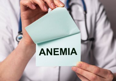 Kağıt üzerinde doktor ellerinde amnemia metni