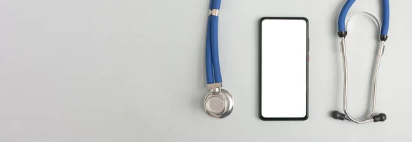 Κινητό τηλέφωνο mockup για ιατρική εφαρμογή. Smartphone λευκό οθόνη mockup και στηθοσκόπιο για την εφαρμογή της υγείας. Banner με χώρο αντιγραφής για κείμενο — Φωτογραφία Αρχείου