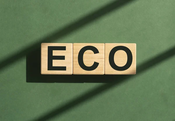 绿色背景上木制立方体上的生态字 — 图库照片