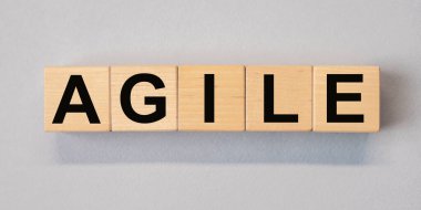 Arkaplanda tahta küp blokları hakkında AGILE kelimesi