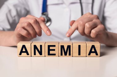 Doktor işyerindeki tahta küpler hakkında Anemi kelimesi