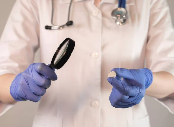 Hände Handschuhen Mit Pille Und Lupe Für Pharmazie Studium — Stockfoto
