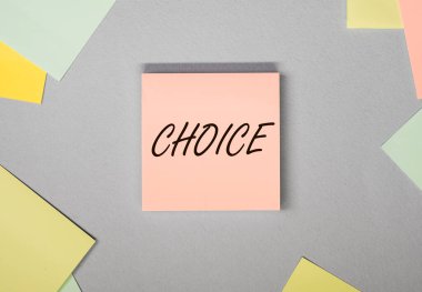 Diğer notalar arasında kağıt üzerinde seçilmiş kelime. Seçenek ve en iyi konsept seçimi.