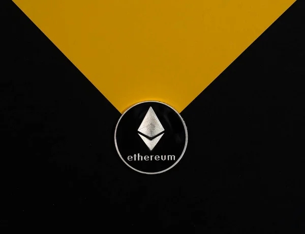 Ethereum Vagy Eth Ezüst Érme Fekete Sárga Háttérrel Etherum Cryptocurrency — Stock Fotó