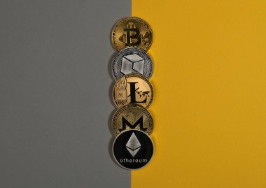 Çeşitli parlayan kripto paralar, kripto para birimleri. Bitcoin, litekoin, eth, monero ve NEO sarı ve gri arka planda.