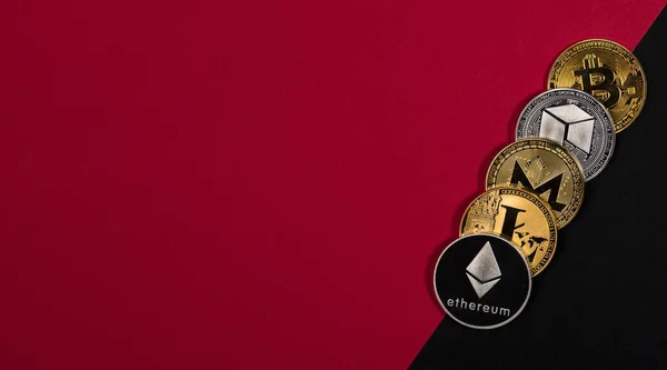 Сяючі Криптовалютні Монети Криптовалютний Банер Чорно Червоному Прапорі Місцем Тексту — стокове фото
