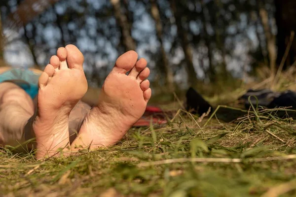 Männlicher Fuß Mit Absätzen Auf Gras Sonnigen Sommer Bei Gutem — Stockfoto