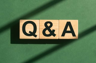 Q ve A kısaltması. Yeşil üzerine küp bloklara Qna yazıtları. Eko q kavramı.