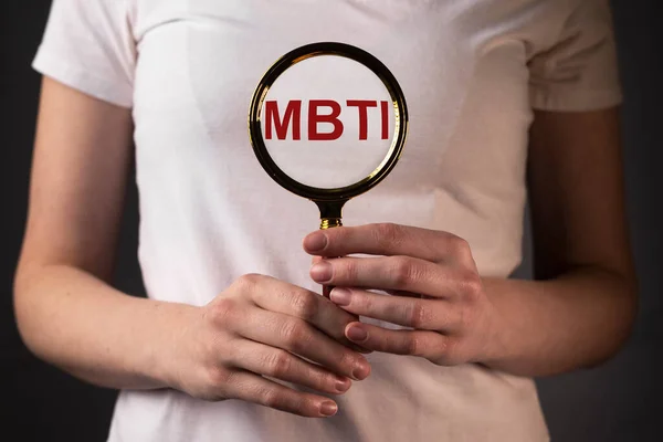 Mbti Parola Acronimo Attraverso Lente Ingrandimento Concetto Test Psicologico — Foto Stock