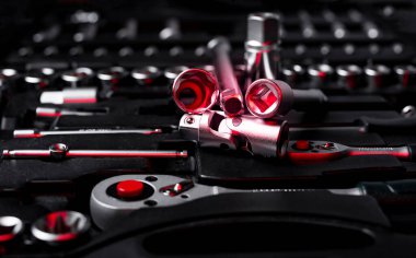 Çelik aletlerle siyah alet çantasına metal soket mandal sapı, yakın çekim..