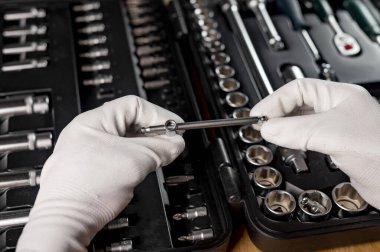 Erkek ellerindeki araba tamir araçları mekanik aletlerle alet çantasının üzerine yakın çekim yaparlar..