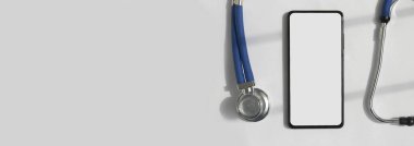 Üzerinde steteskop bulunan cep telefonu modeliyle telif alanı beyaz arka plan. Akıllı telefonun beyaz ekranlı şablonu