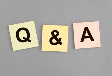 Notlara QNA yazıtları. QA kısaltması. Q konsepti. Gri arkaplanda sorular ve cevaplar kısaltması