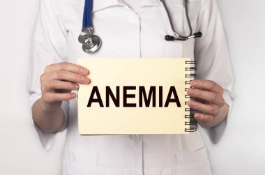 Doktorun elinde kağıt üzerinde amnemia kelimesi