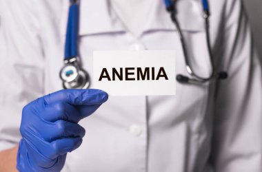 Kağıt üzerinde amnemia kelimesi. Eldiven içinde doktor eli.