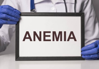 Doktorun elinde amnemia kelimesi yazılı. Kan sağlığı kavramı