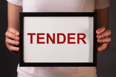 Kadın eli kâğıdı tutuyor. Nazik sözcüğü de yakın.