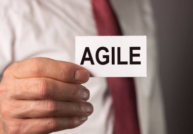 Kağıda işadamı eliyle yazılmış AGILE kelimesi