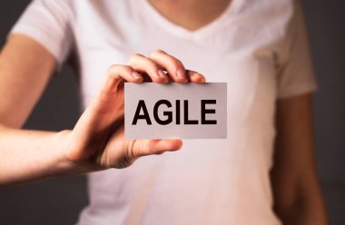 Kağıt üzerinde yaş sınırı, kadın eli, yakın plan