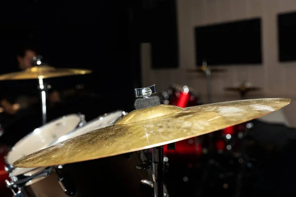 Крупный план барабана. Золотые металлические детали барабанного комплекта — стоковое фото