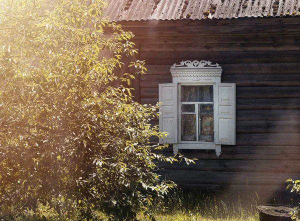 Retro rustikální okno s okenicemi přes dřevěnou stěnu staré starobylé vesnice domu v létě — Stock fotografie