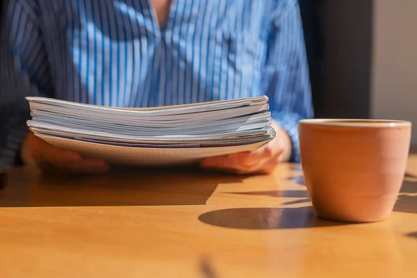 Close up de mulheres mãos com pilha de documentos sobre mesa de madeira no café — Fotografia de Stock
