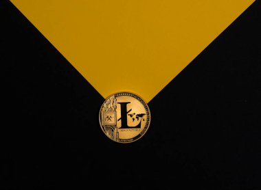 Litecoin altın sikkesi siyah ve sarı üzerine. Kripto para birimi ve kripto yatırımı