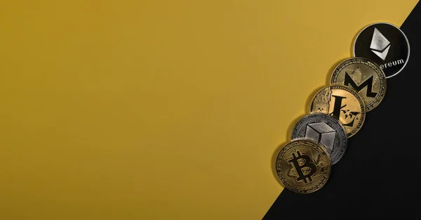 Diverse monete da criptovaluta lucenti. Bitcoin, litecoin, ethereum, monero e NEO su sfondo giallo e nero con spazio di copia — Foto Stock