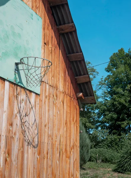 Basketballkorb in der Natur im Sommer. Holzwand mit Netz zum Spielen — Stockfoto