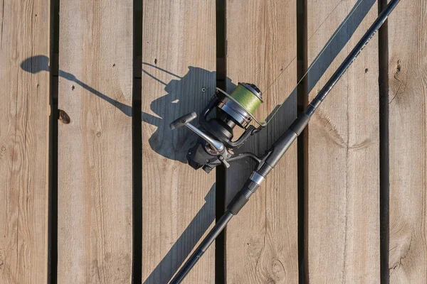 Canna da pesca o pescatore sdraiato sulla superficie di legno, vista dall'alto — Foto Stock