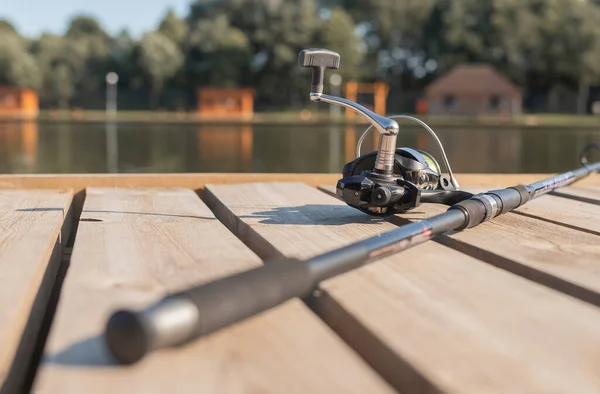 Angelrute oder Angler an der Waldküste über Fluss oder See im Sommer Nahaufnahme — Stockfoto