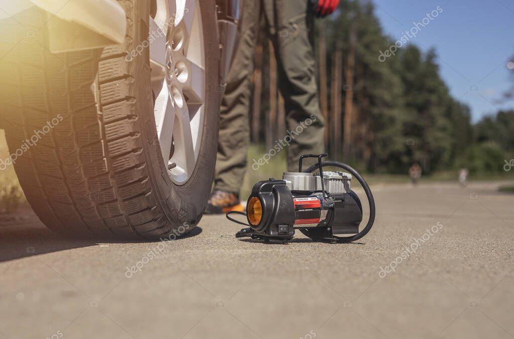 Bomba de neumático portátil para inflar la rueda del coche, vista