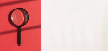 Beyaz ve kırmızı zemin üzerinde siyah büyüteç. Metin için kopyalama alanı olan pankartta arama aracı