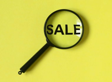 Sarı arkaplandaki büyüteçle kopyalama alanı ile ilgili haber sat