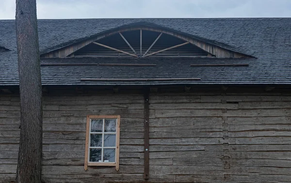 Venster op oude houten huismuur — Stockfoto