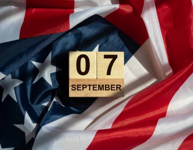 Tahta küplere 7 Eylül. Amerikan bayrağı için İşçi Bayramı hatırlatıcısı