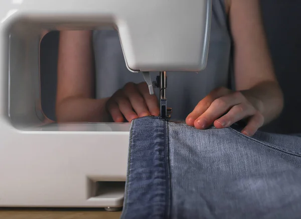 Werken met denim textiel op naaimachine. Modeontwerp — Stockfoto